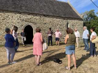 Visite de mécène à l'exposition Joey Brusquet à la chapelle Notre-Dame-de-Linguez en Locquirec - Sabrina