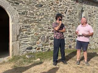 Visite de mécène à l'exposition Joey Brusquet à la chapelle Notre-Dame-de-Linguez en Locquirec - Sabrina