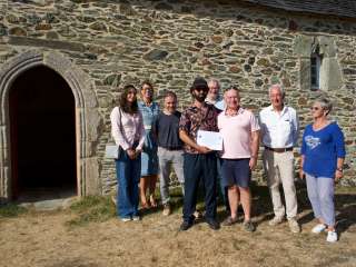 Visite de mécène à l'exposition Joey Brusquet à la chapelle Notre-Dame-de-Linguez en Locquirec - Sabrina