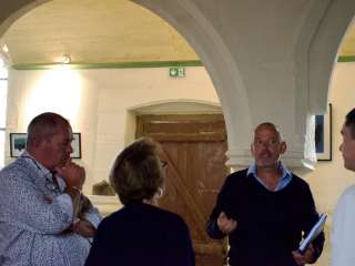 Visite de mécène à l'exposition Matthieu Dorval à l'église Saint-Sylvestre en Plouzélambre - Sabrina