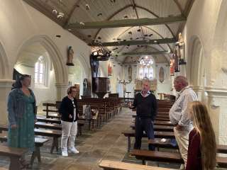 Visite de mécène à l'exposition Matthieu Dorval à l'église Saint-Sylvestre en Plouzélambre - Sabrina
