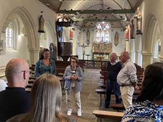 Visite de mécène à l'exposition Matthieu Dorval à l'église Saint-Sylvestre en Plouzélambre - Sabrina
