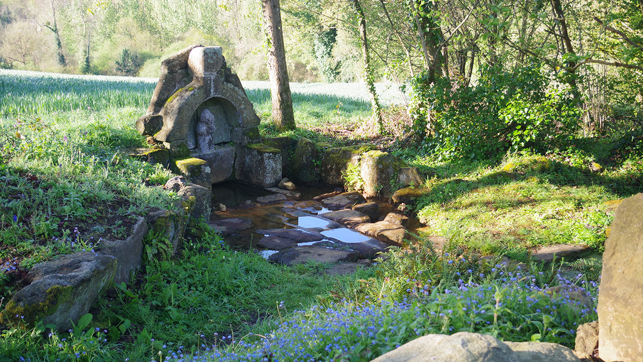 Entre pierres sacrées et chemins creux